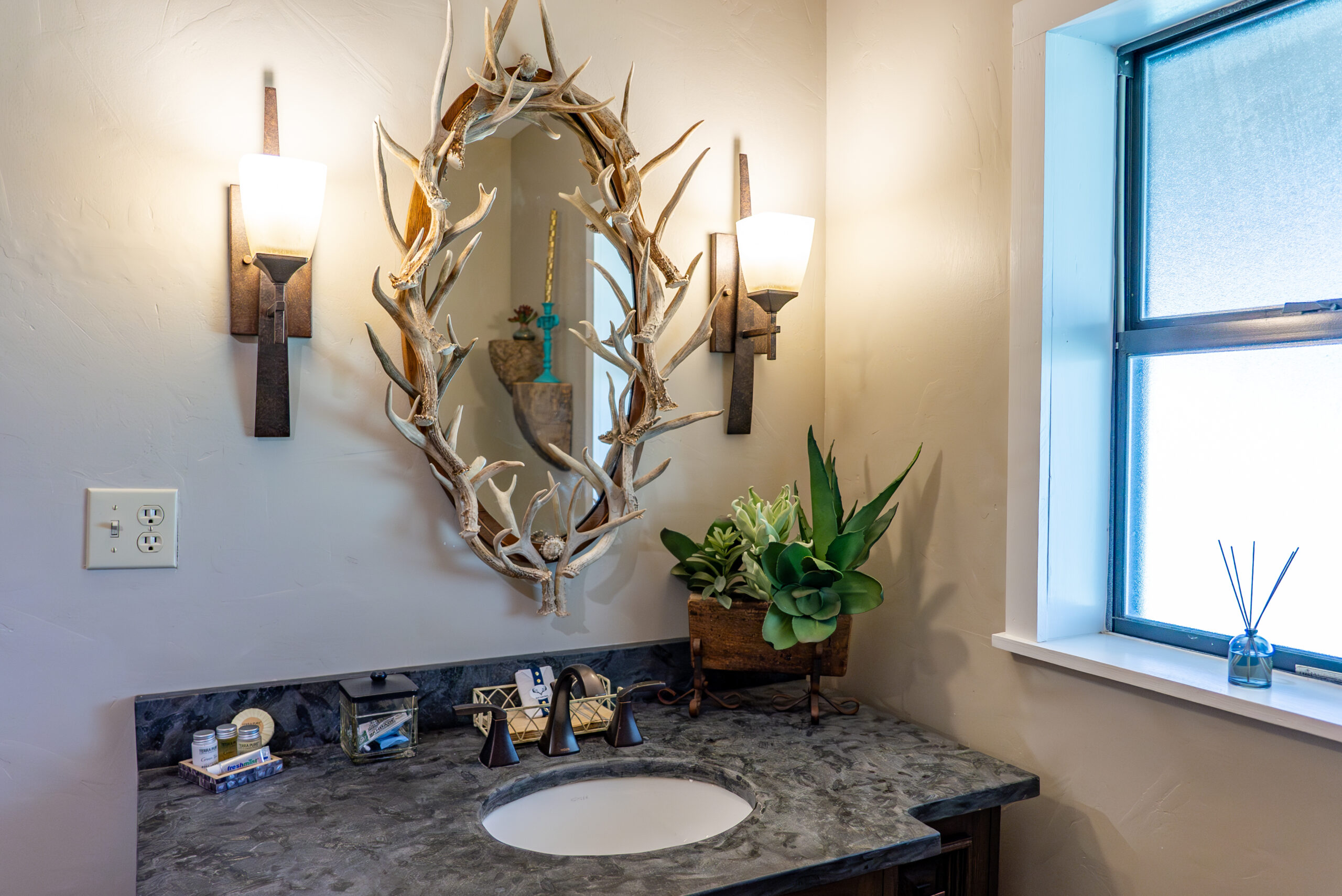 Llano Hunting lodge guest bathroom