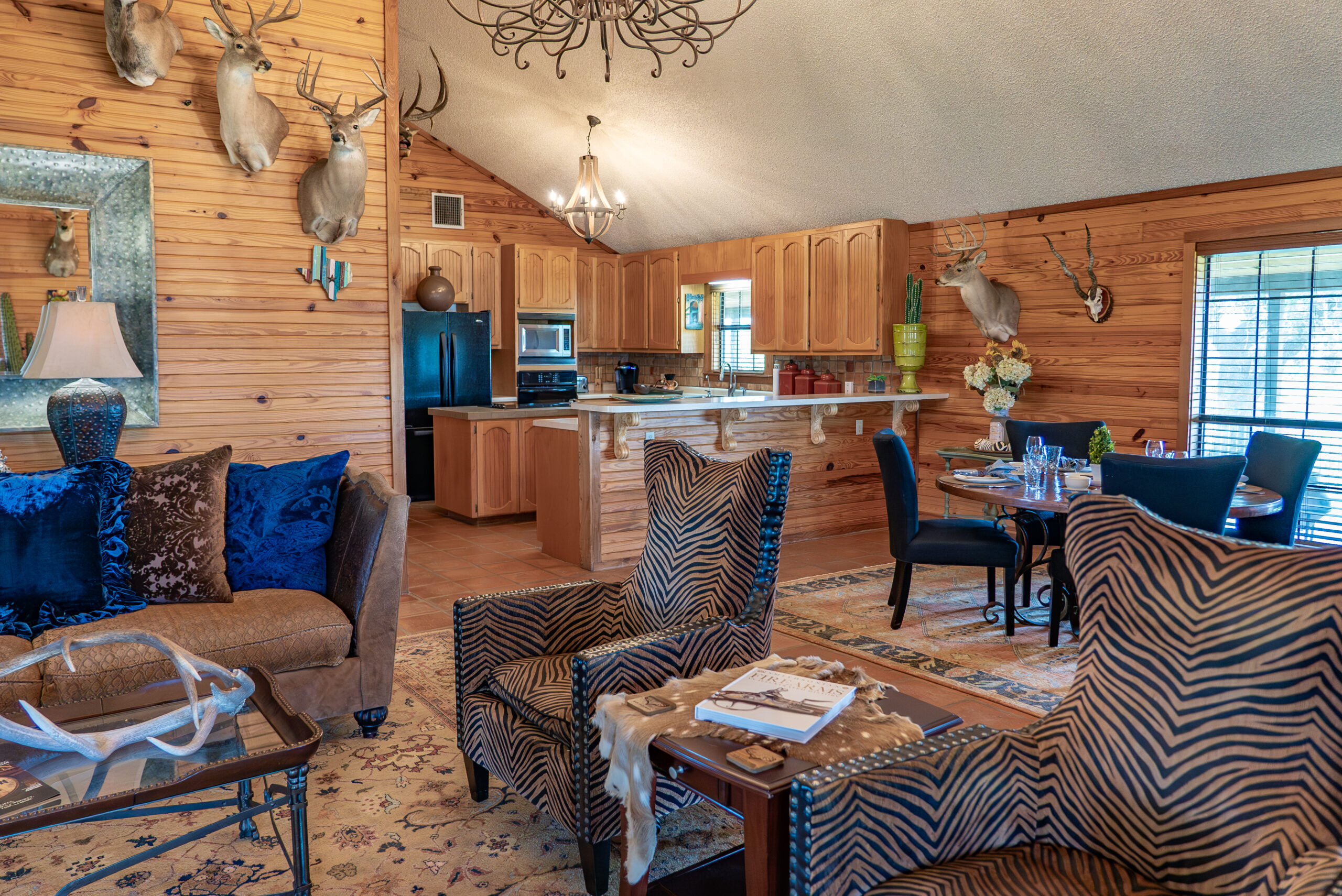 Llano Hunting lodge living and kitchen