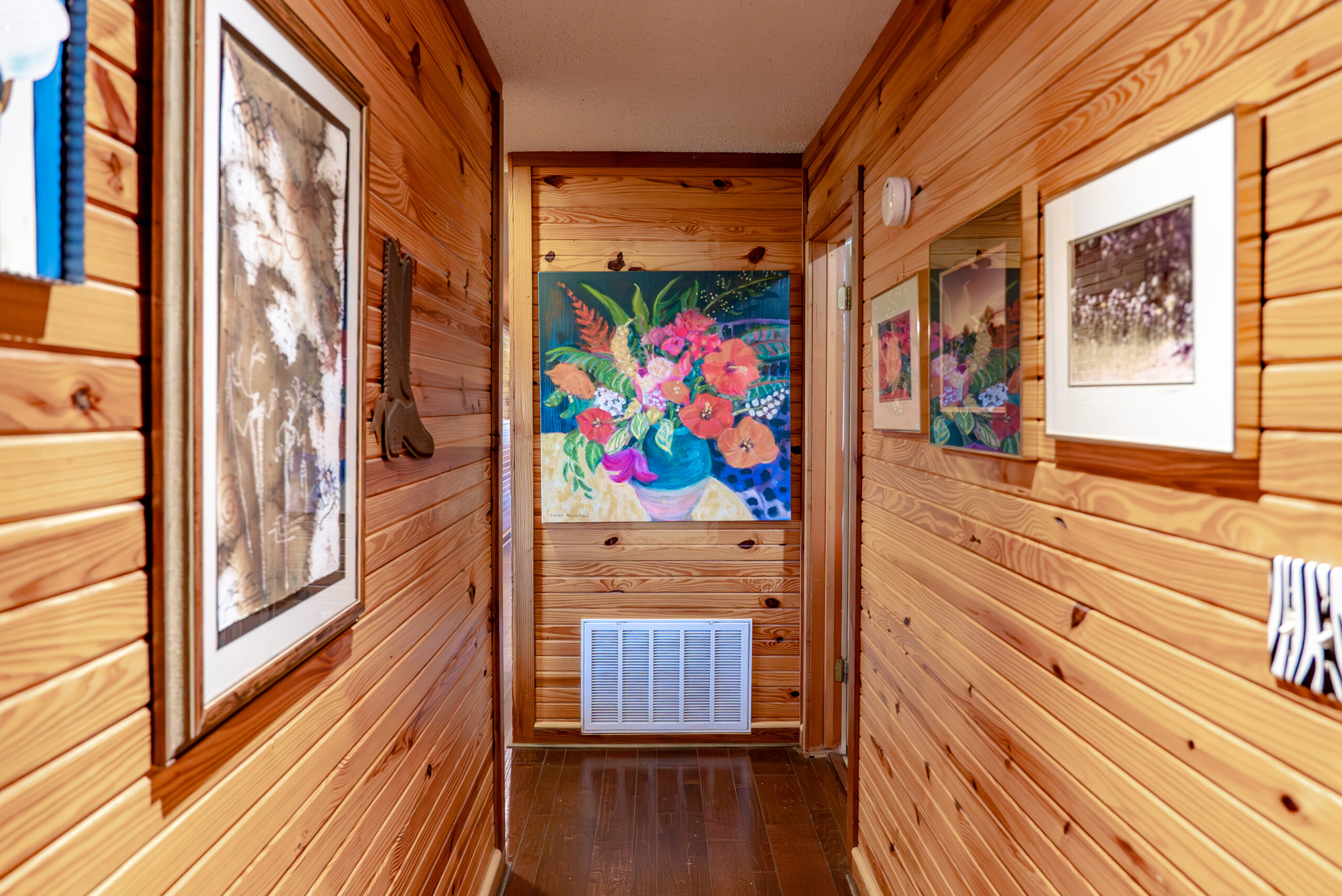 Llano Hunting lodge hallway