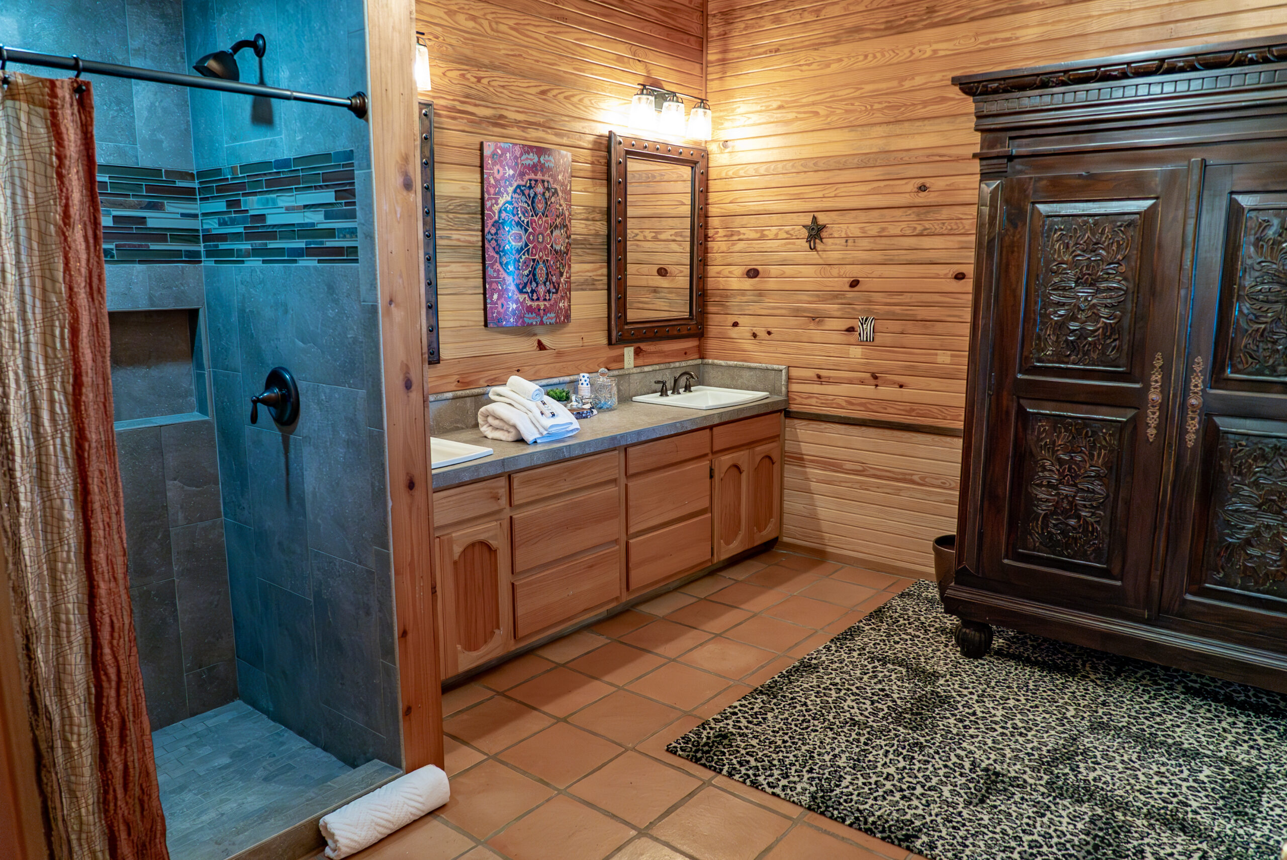 Llano Hunting lodge master bathroom on suite